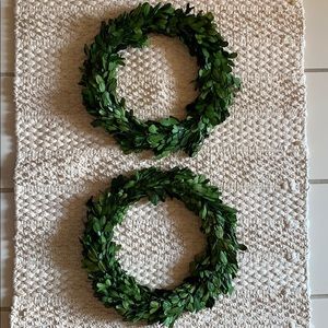 10” boxwood wreath